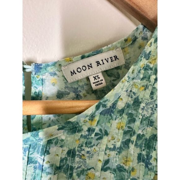 Moon River Green Floral Flutter Sleeve Top Size XS - Picture 3 of 4